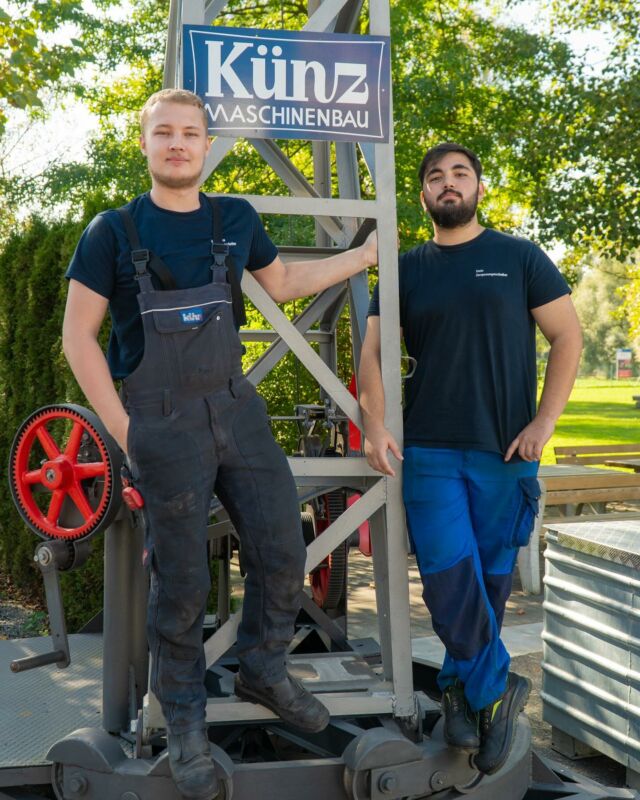 Lehrlingsabschlüsse bei Künz! Wir dürfen gratulieren!🎉🥂Wir sind stolz auf unsere Absolventen und Absolventinnen: Noel, Emin, Tamara und Marc! 💪🏻 #künz #künzgmbh #arbeitenbeikünz #lehrebeikünz #lehre #lehrabschluss
