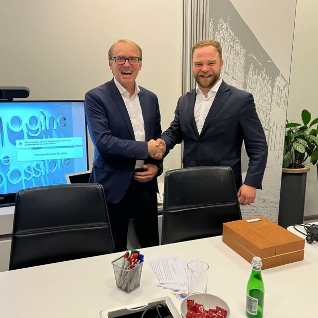 Pozdravte Künz Polska 👋🏻🇵🇱Wir werden größer. 💪🏻 Noch nie wurde so viel gekauft und produziert. Deshalb erweitern wir unsere Kapazitäten. Anfang November haben wir einen großen Stahlbaubetrieb in Polen übernommen. Das Unternehmen hat rund 300 Mitarbeiter und 40000m2 Produktionsfläche - und soll sich zukünftig auf die Herstellung unserer Kranportale konzentrieren. Wir freuen uns auf die Zusammenarbeit! 🤝🏻🥳