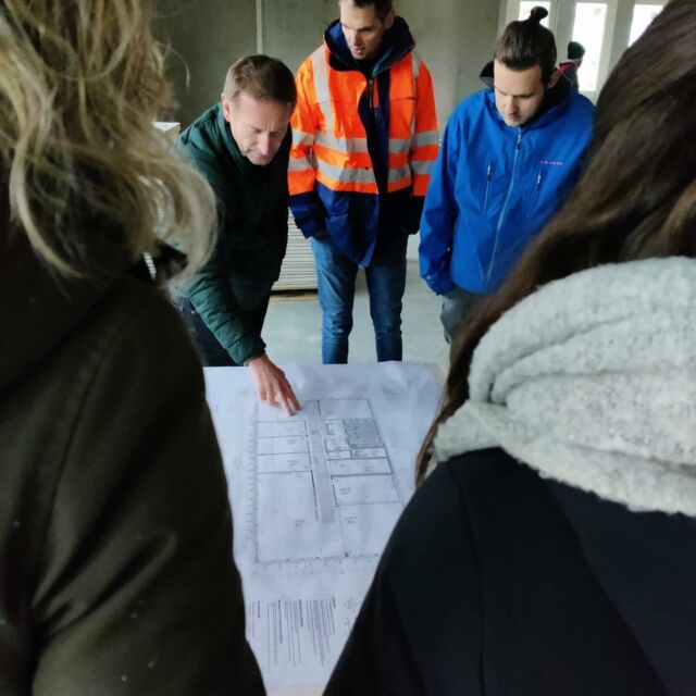 Vom Bauplan zur Realität: Wir durften den Rohbau von unserem neuen Büro besichtigen 🚧🔨Wir freuen uns schon nächstes Jahr einziehen zu können! 😍#künz #künzcranes #arbeitenbeikünz #büro #neuesbüro #modernesarbeiten #baustelle