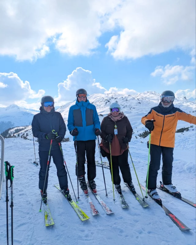 Unsere Skihaserl auf der Piste ⛷️

#künz #arbeitenbeikünz #skitag
