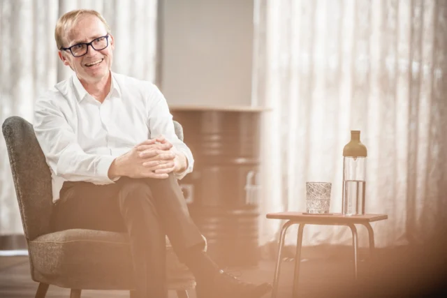 Nach 26 Jahren im Unternehmen verabschieden wir uns von Günter Bischof, der nun einen neuen Lebensabschnitt beginnt. 👋🏻 Günter übernahm 1999 die Finanzabteilung der Hans Künz GmbH. In den ersten Jahren konzentrierte er sich insbesondere auf die Umstrukturierung interner Prozesse sowie die Übernahme der Verantwortung für den Vertrieb und dessen Weiterentwicklung.Im Jahr 2004 wurde er zum zweiten Geschäftsführer ernannt. In all diesen Jahren spielte Günter eine Schlüsselrolle bei allen wichtigen Entscheidungen innerhalb des Unternehmens.Im Jahr 2019 trat er die Nachfolge von Walter Künz als CEO an und führte das Unternehmen mit Gelassenheit, Weitsicht und herausragender Fachkompetenz in die erfolgreichste Phase seiner mehr als 90-jährigen Geschichte. Lieber Günter, wir danken dir herzlich für dein unermüdliches Engagement, deine Klarheit und dein großes Verantwortungsbewusstsein – sowohl für das Unternehmen als auch für die Menschen, die es prägen. Für deinen neuen Lebensabschnitt wünschen wir dir vor allem: Zeit, Gesundheit und alles Gute. Die Funktion des Vorstandssprechers übernimmt nun David Moosbrugger. David ist seit 25 Jahren im Unternehmen tätig und seit vielen Jahren als Geschäftsführer tätig.Gleichzeitig heißen wir Paul Makuch als neues Mitglied des Vorstands herzlich willkommen.Der Vorstand der Künz-Gruppe besteht künftig aus dem langjährigen geschäftsführenden Gesellschafter Georg Schuch, Paul Makuch und David Moosbrugger.