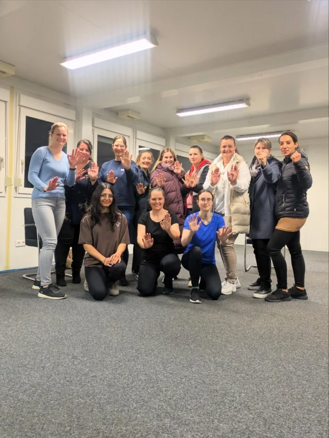 Selbstverteidigungskurs für unsere Frauen 💥👊🏻Unsere Kolleginnen haben diese Woche an einem Selbstverteidigungskurs teilgenommen.Im Fokus: einfache Techniken, sicheres Auftreten und ein gutes Gespür für kritische Situationen.Es ging nicht nur um Techniken –sondern darum, Grenzen zu setzen, Situationen richtig einzuschätzen und sich selbst zu vertrauen.Danke an alle die dabei waren! 💪🏻