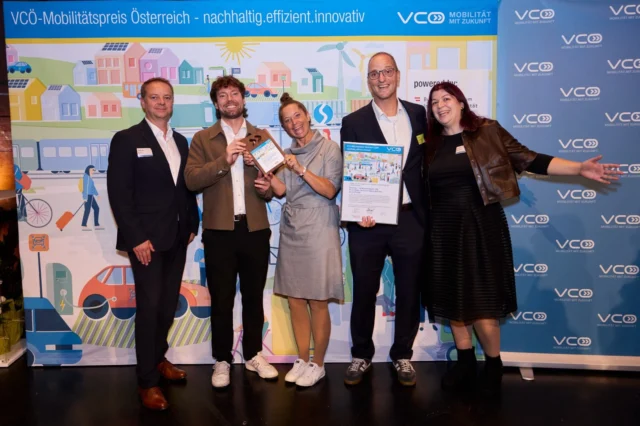 VCÖ-Mobilitätspreis-Gewinner 2026 🏆

Gemeinsam mit dem AIT Austrian Institute of Technology wurde Künz für das Projekt Road2Rail mit dem VCÖ-Mobilitätspreis 2026 in der Kategorie „Digitalisierung, Technologie und Automatisierung“ ausgezeichnet. Das Projekt leistet einen wichtigen Beitrag zu effizienterem, sichererem und nachhaltigerem Güterverkehr.

Ein großes Dankeschön an alle Beteiligten für ihren Einsatz und Innovationsgeist. 👏

📸 @vcoe_mobilitaetmitzukunft 

#Künz #künzcranes #VCÖMobilitätspreis #Road2Rail
